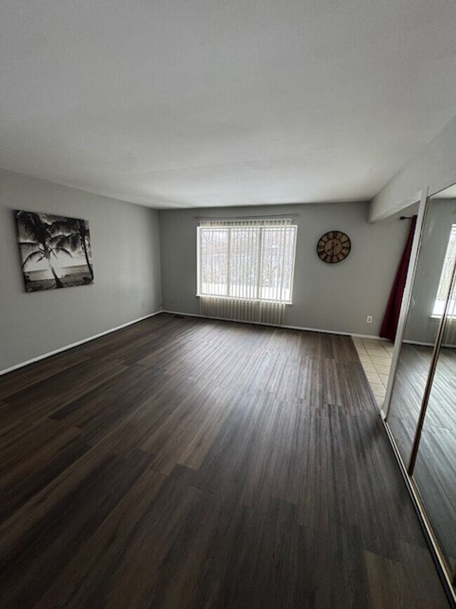 Building Photo - Well maintained  2 Bedroom Condo Great Amenities and Beautiful Surroundings