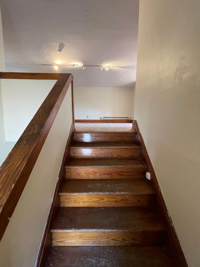 Building Photo - Large Brick 7 bedroom home. email Amber@os...