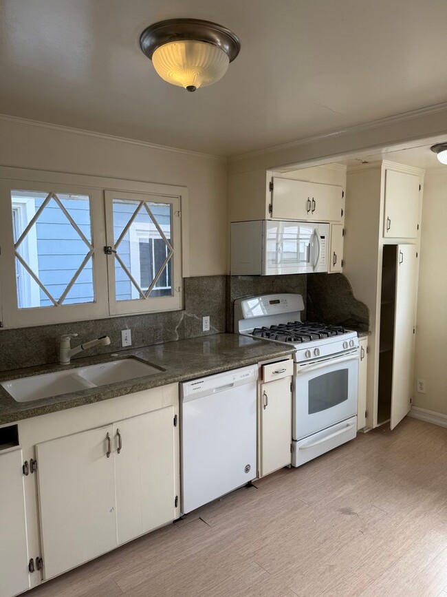 Building Photo - 2 Bedroom 2 Bath