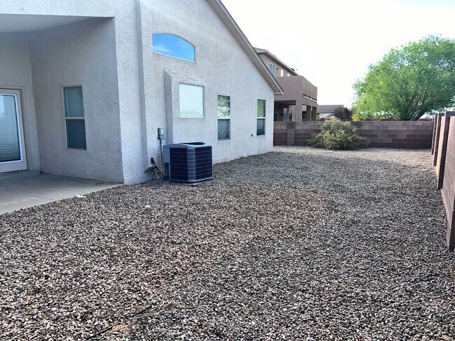 Building Photo - Refrigerated air! 4Br, 2Ba w/2 living areas, 3 CG