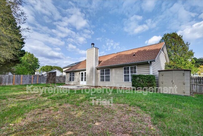 Building Photo - 10 Manor Ridge Ct