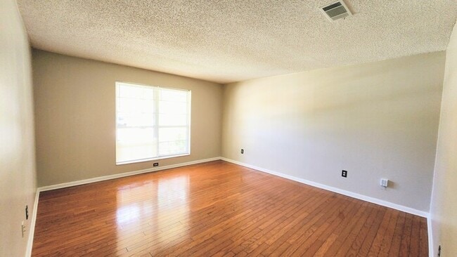 Building Photo - Welcome to this charming 3-bedroom, 2-bath...