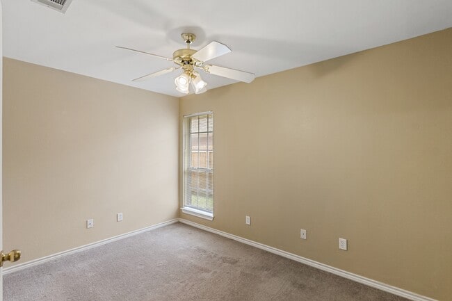 Building Photo - 912 Willow Pond St