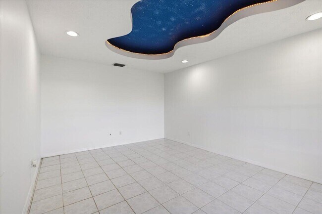 Building Photo - 1902 SE Gaskins Cir