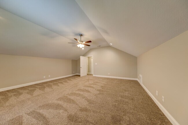 Building Photo - Sharp 3 bed 2 bath with Bonus room and nice fenced yard.