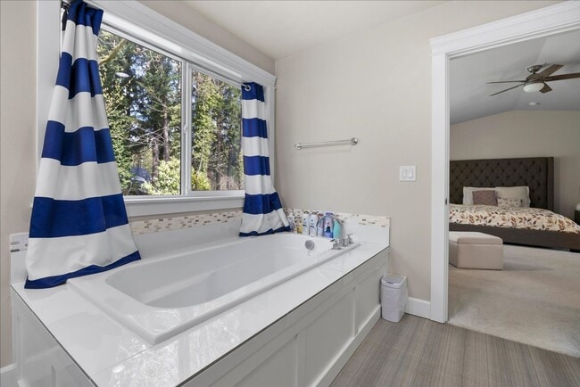 Building Photo - Luxury Living at Sagebrook