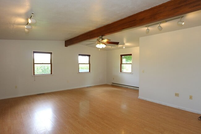 Building Photo - Country Rambler on Large Lot!