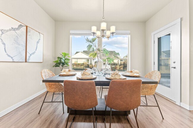 Building Photo - 5 Bedroom 2.5 Bath FOUR CAR GARAGE Eagle, ...