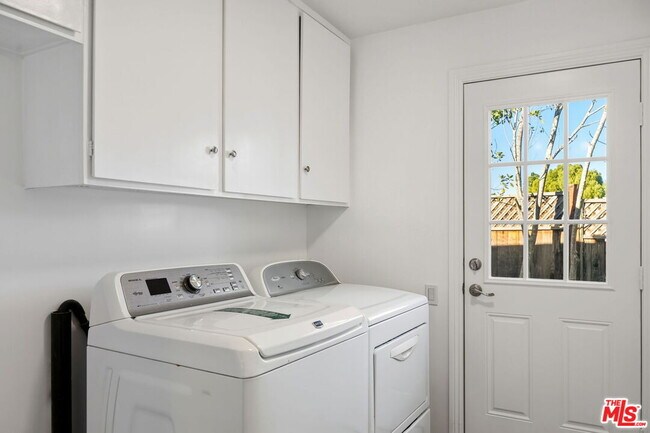 Building Photo - 16541 Park Ln Cir