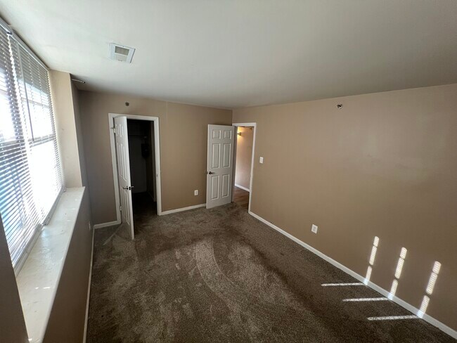 Building Photo - 2 Banyan Wood Ct