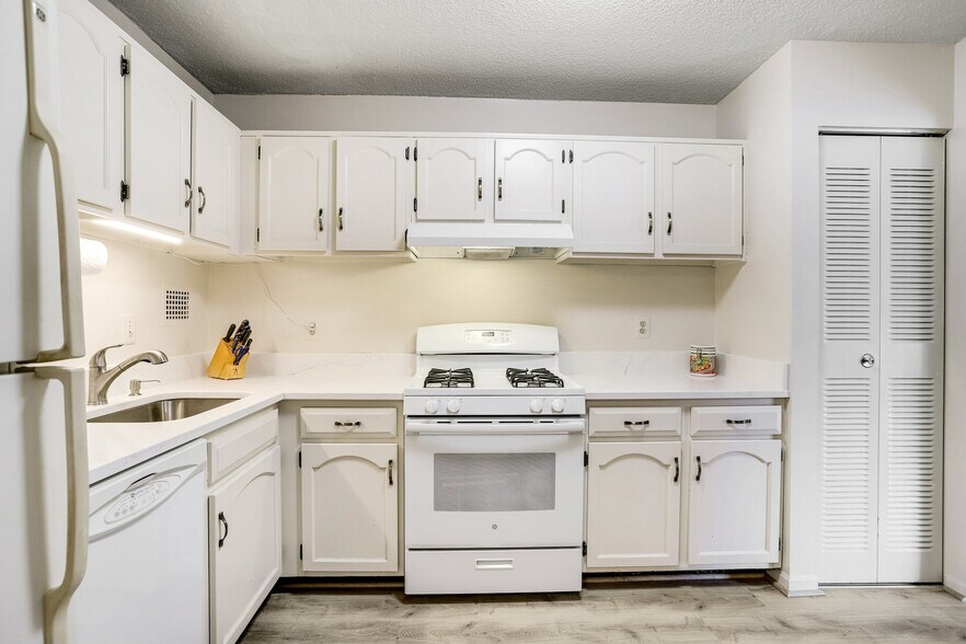 Updated kitchen - 118 Monroe St