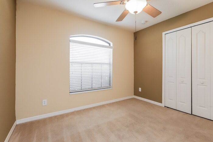 Building Photo - 300 Oaklanding Dr