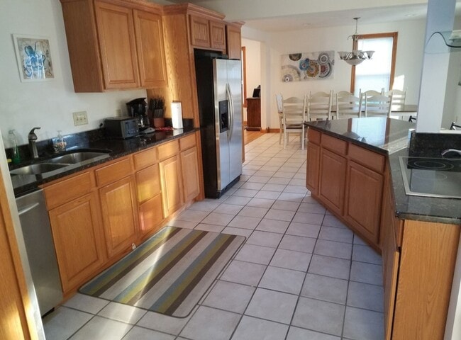 Large kitchen - 503 Chambers St