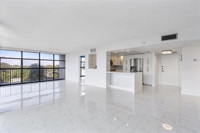 Building Photo - 600 Parkview Dr