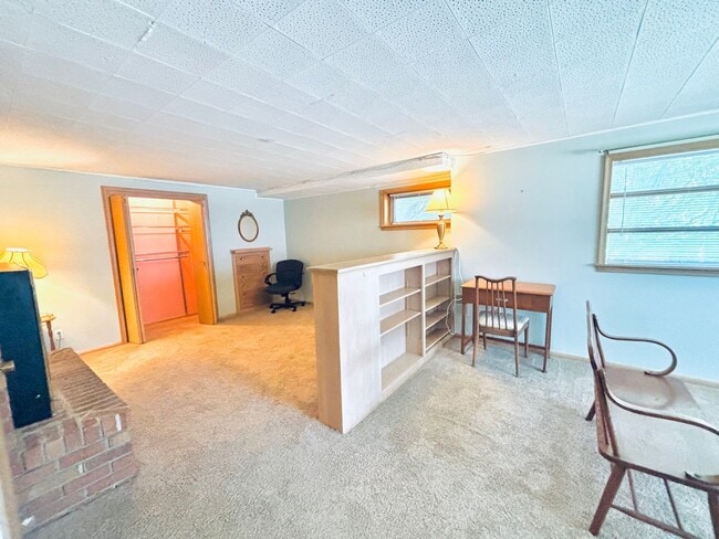 Building Photo - Quaint 1bed 1bath Lower Level Unit, With P...