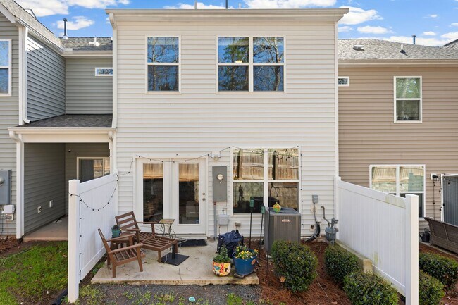 Building Photo - 3be / 2.5ba Easy Access to Duke Townhouse