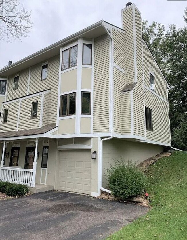 Building Photo - Spacious Minnetonka  2-BR Townhome