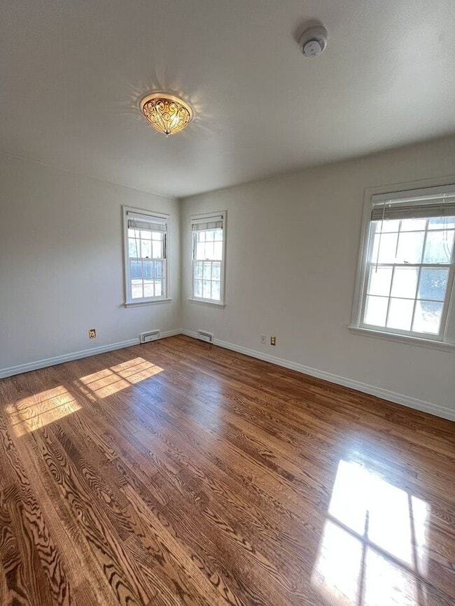 Building Photo - 2 Bed 1.5 Bath 1 Car Garage in the GRADY MUSGRAVE LAKESIDE Addition