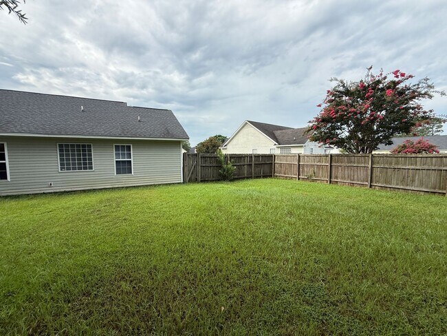 Building Photo - Beautiful 3 Bed Plus Bonus Room Raeford Home