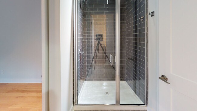 Building Photo - Modern Townhome with Roof Terrace in Dilworth Neighborhood Charlotte NC