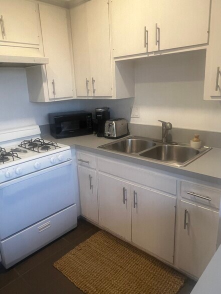 Building Photo - 3005 Crest Dr