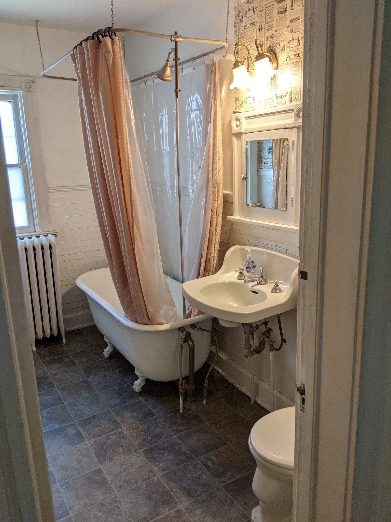 Building Photo - 1927 E Newberry Blvd