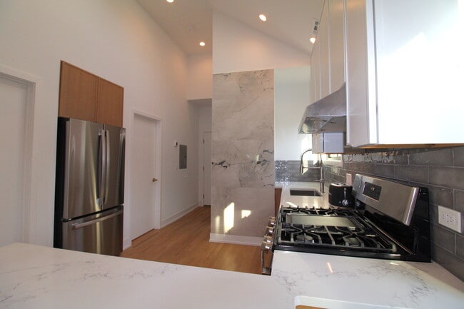 Building Photo - 933 N Ashland Ave