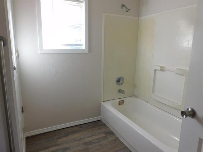 Building Photo - 1320 Green St