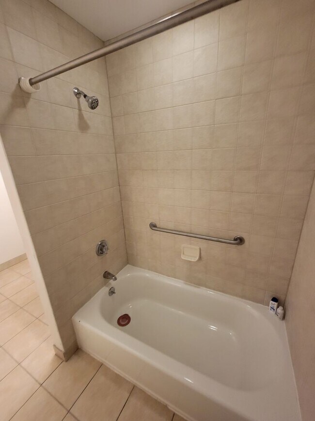 Building Photo - Spacious and Rare 3 Bd 2 Bath Near Fort Hill With Off Street Parking