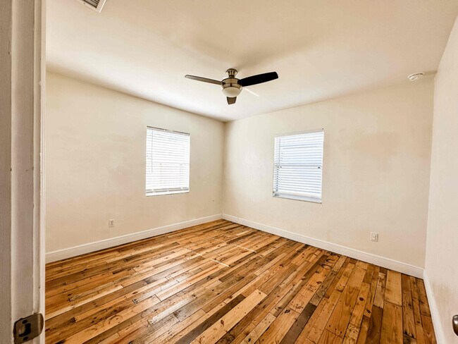 Building Photo - 1540 Lake Howard Dr