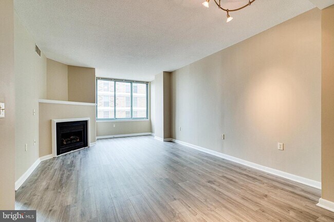 Building Photo - 851 N Glebe Rd
