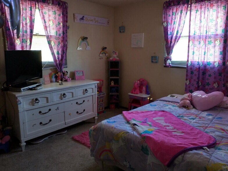 Building Photo - 210 Deschane Pl