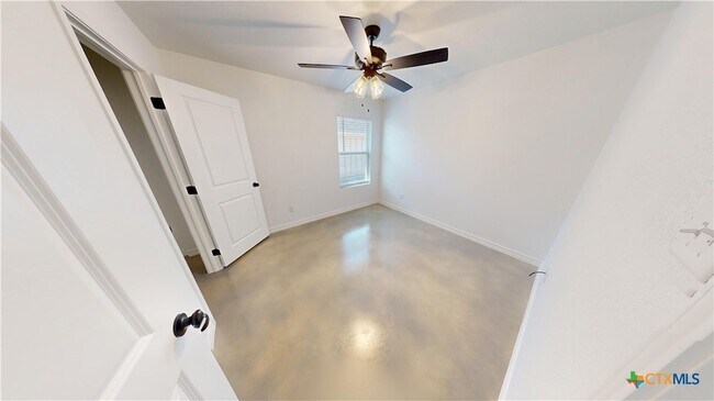 Building Photo - 905 Smoke Tree Ln