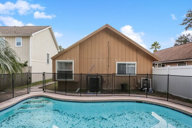 Building Photo - 2513 Townsquare Dr