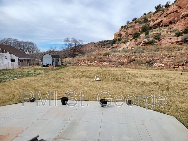 Building Photo - 1065 Canyon St