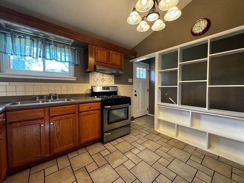 Building Photo - 556 Joshua Dr