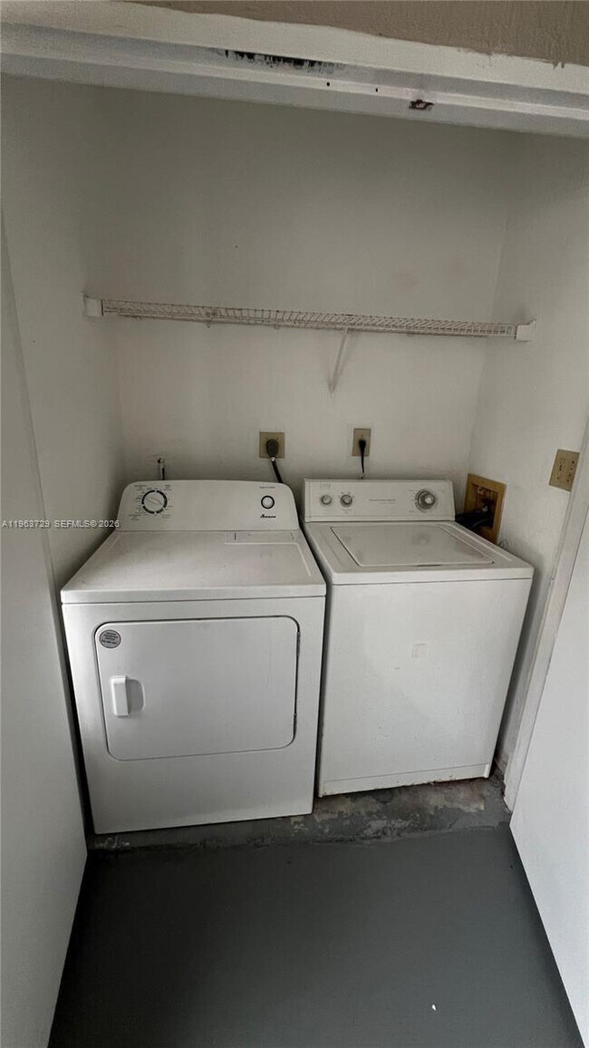 Building Photo - 2810 N Oakland Forest Dr