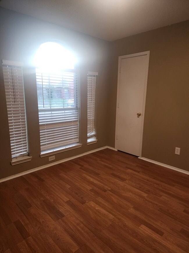 Building Photo - Quiet and Cozy 2 Story Home