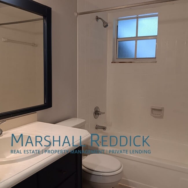 Building Photo - Charming 2 Bedroom, 2 Bath Duplex in a Gre...