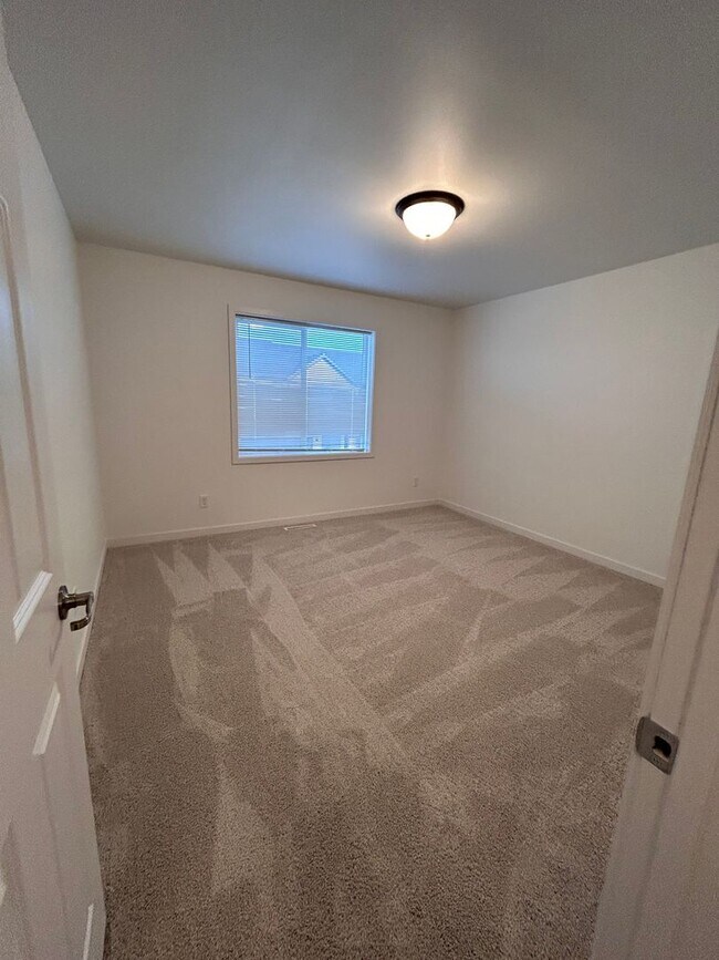 Building Photo - 3 Bed 3 Bath TownHome