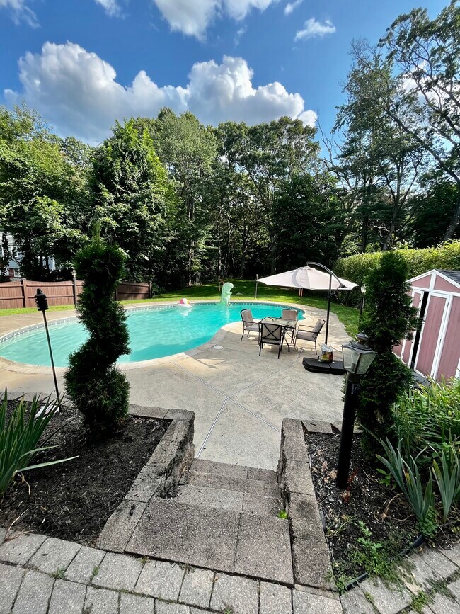 Building Photo - 6 Larson Cir