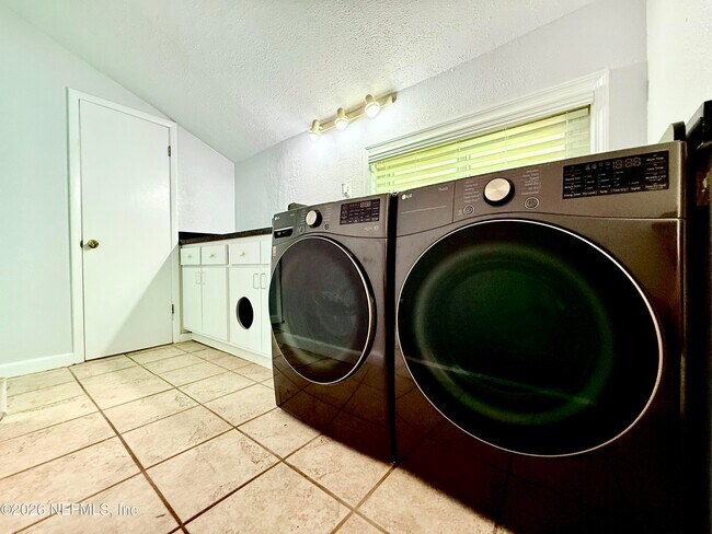 Building Photo - 1319 Azalea Dr