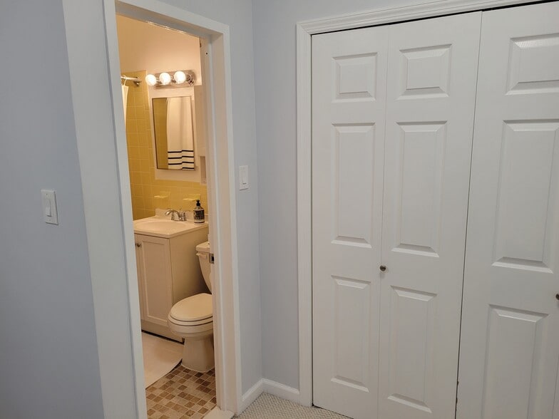 bathroom - 97-13 64th Rd