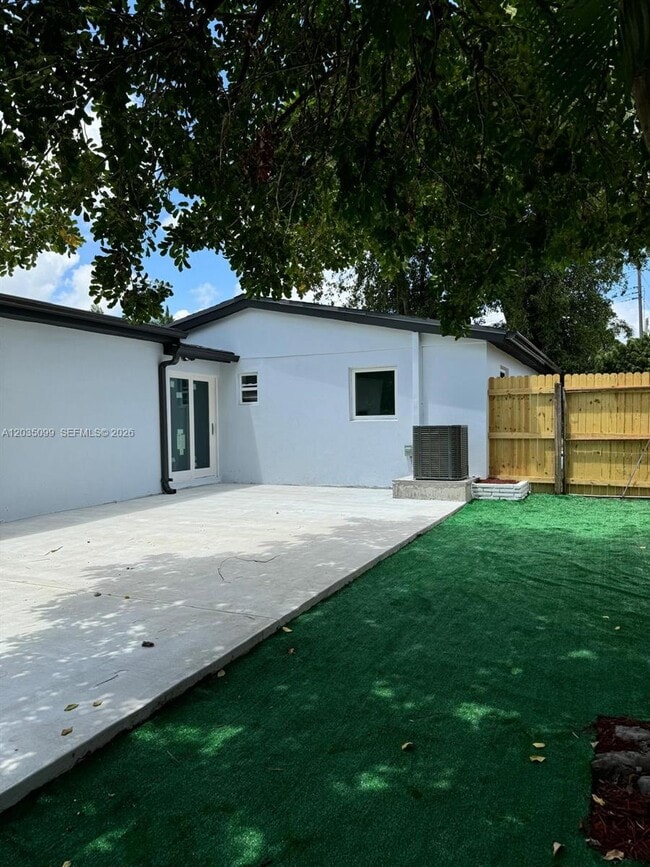 Building Photo - 4028 SW 49th Ct