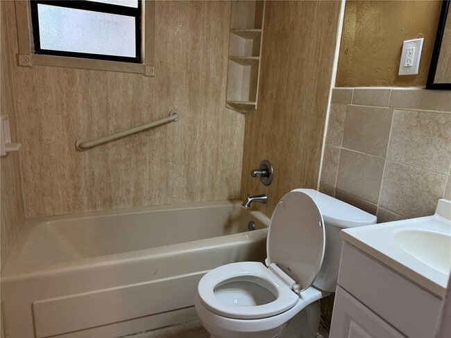 Building Photo - 1930 Walton St S