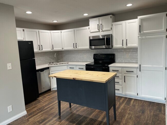 Primary Photo - 2160 Ridge Dr