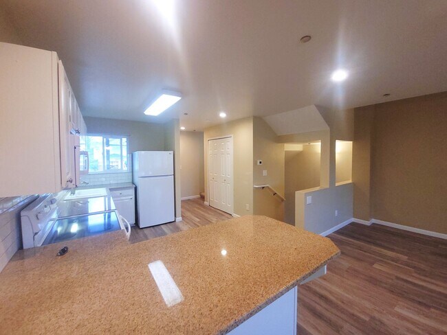 Building Photo - Bayview Townhouse Condo in Blaine with Gar...