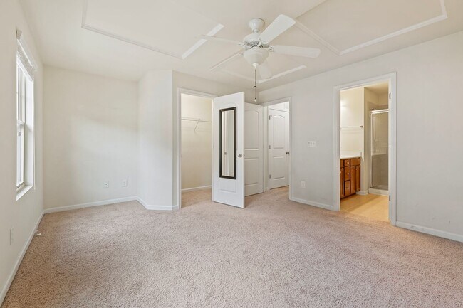 Building Photo - 2 Bedroom, 2.5 Bath townhome in Thompson Ridge with new LVP flooring downstairs.
