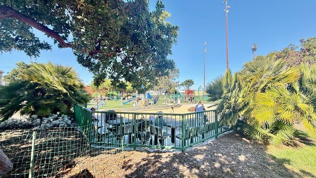Building Photo - Charming Updated Top Floor 2BR/1BA Marina Apartment w/ Golden Gate Bridge Views! AMSI