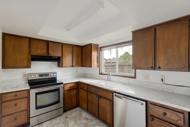 Building Photo - THREE BEDROOM IN MINT VALLEY